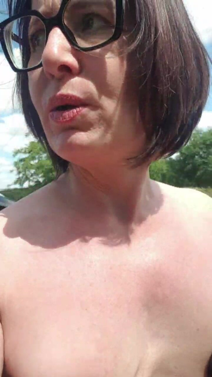 JulieEroticDress: Carrera Desnuda Sin Restricciones Con Salpicaduras En El Lago
