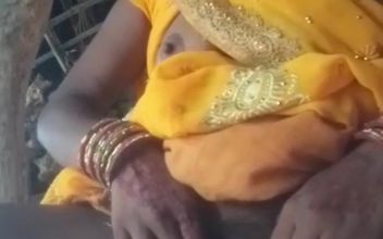 Bhabhi Is Showing Her Pussy in Yellow Saree I Inserted My Finger and Took Out Water