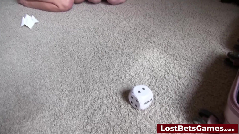 Lost Bets Games: Aften și Ashley Joacă un striptease zaruri &amp; consecințe joc