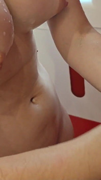 Chị kế nghiện sex của tôi đi vào phòng tắm để bú cu của tôi và mẹ cô ấy đang ở nhà!