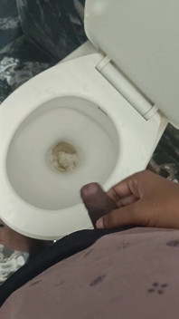 Cu mine se pișă băiatul fierbinte nud