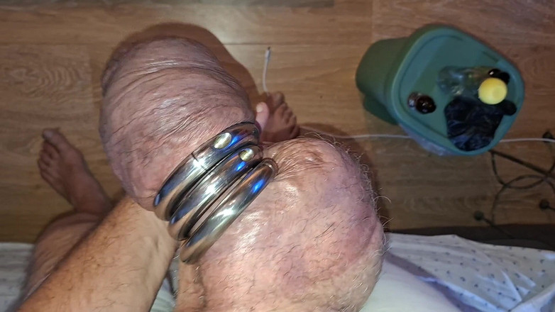 Monster_Meat_: Monstruo de bombeo bombea su polla de silicona