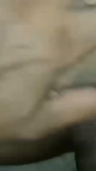 Soțul îl lasă pe un străin să o folosească pe soție legată și legată la ochi de patul de hotel