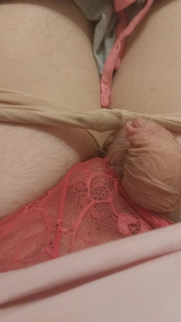 Cindy Belfast: Banci pancut dalam pakaian malam merah jambu