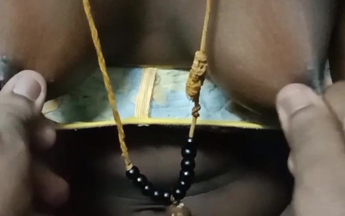 IndianHotwifeX: Dusky cuck vrouws geoliede tepels heftig getrokken