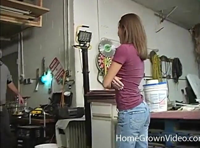 Homegrown GFs: Sexy amateur se mete en un trío