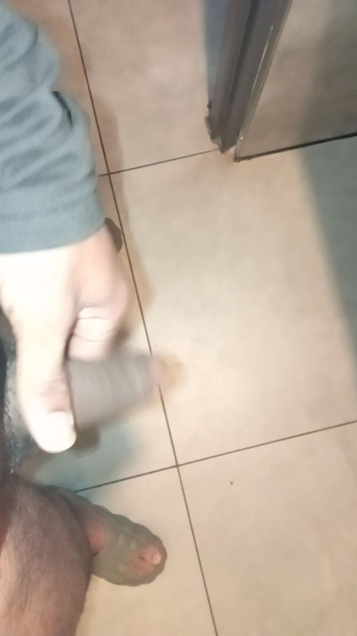 Kejken87: Branlette après pisse