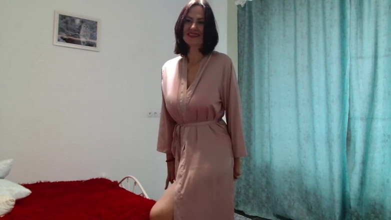 ANGELA_LADY: Mengongkek pepek berbulunya dan menunjukkan lubang basah kepada semua orang...