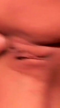 Jayna Oso deepthroat menghisap zakar keras yang besar dan kemudian mendorongnya ke dalam pantat ketatnya juga