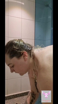 Anální hra ve sprše