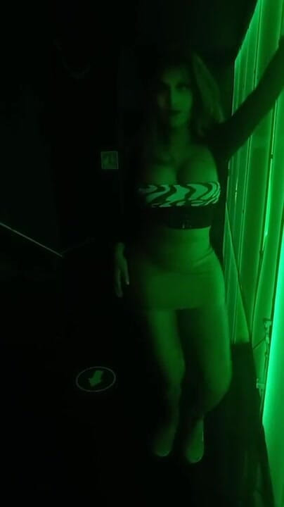 Barbietransxxxx: Tranny ukazuje zadek v baru