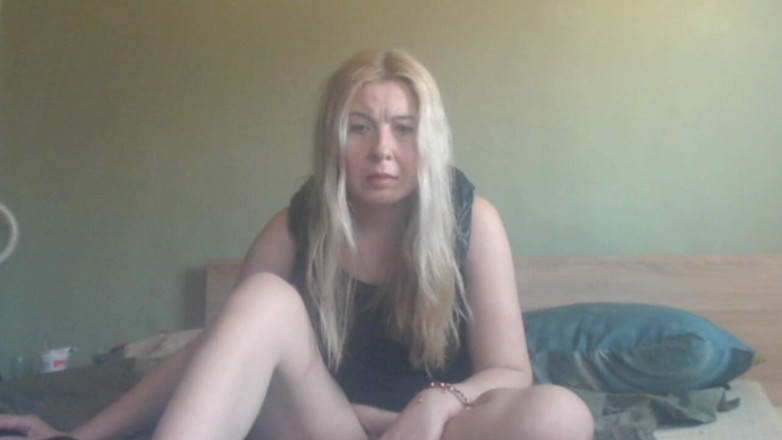sunshinegoddes: Sexy blondine toont haar grote tieten en speelt met een...