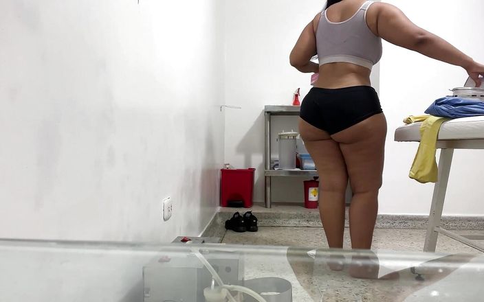 Katrina 4 deluxe: गांड वाली खूबसूरत विशालकाय महिला परामर्श के बीच में नग्न होती है