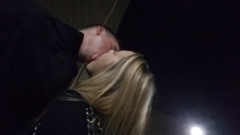 Mya Lane: Manželka šuká za barem na parkovišti a vypouští péro