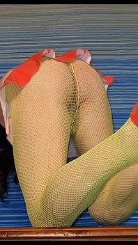 Melakukan Beberapa Pendakian Dan Regangan Dalam Pantyhose Hijau Saya Dan Mini Merah