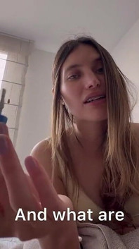 Donna Attraente Si Dipinge Le Unghie