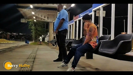 barryhlaby: J’ai sucé la bite du chauffeur en attendant le bus.