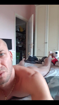  Chlapec si honí 