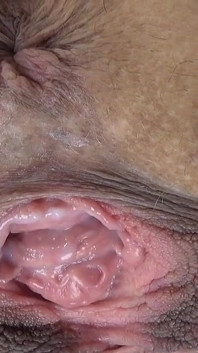 Memek bebrulu mengalir dari sudut yang jangkung