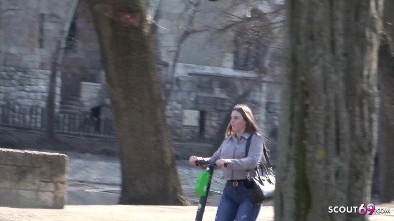 German Scout: NIEMIECKA SKAUT - 18-letnia młoda krzywe duże cycki dziewczyna Lucie pickup i...