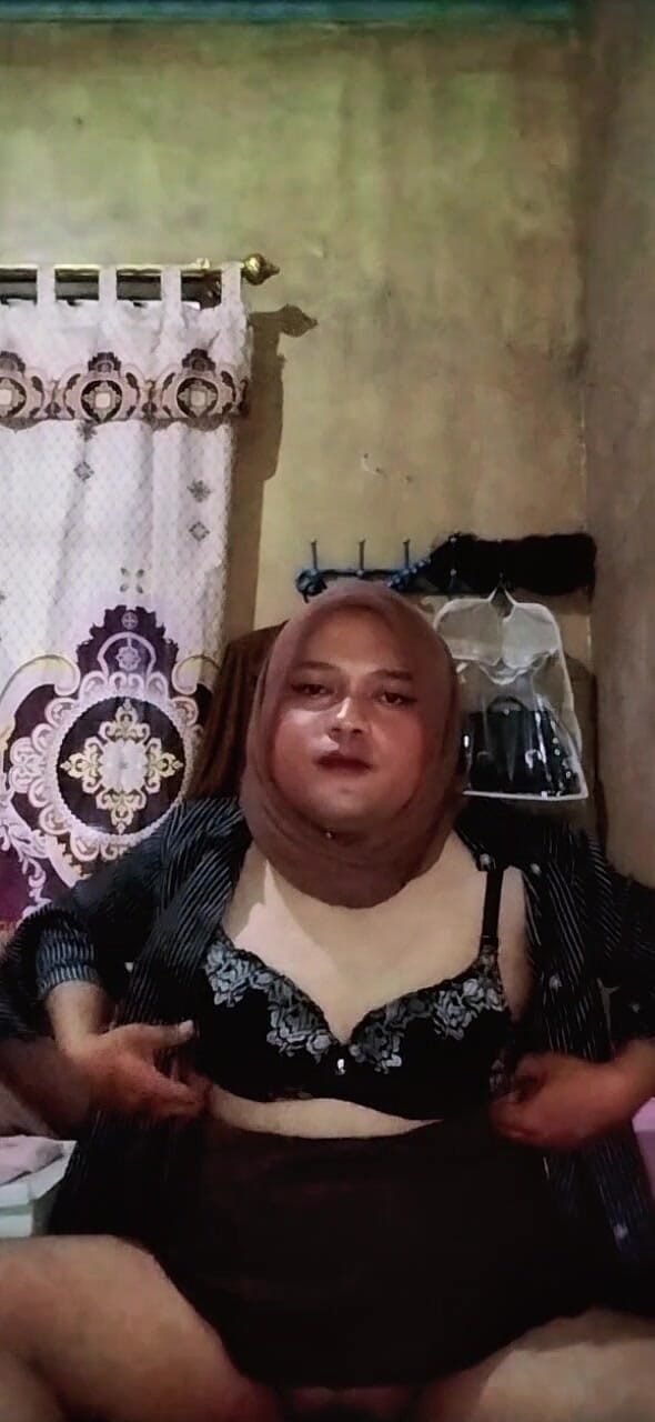 Ivvy Crossdresser: Hidžáb Shemale je nadržená, než půjde do práce