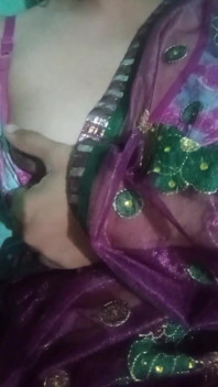 Il travestito indiano gaurisissy si sente eccitato nel sesso con saree rosa