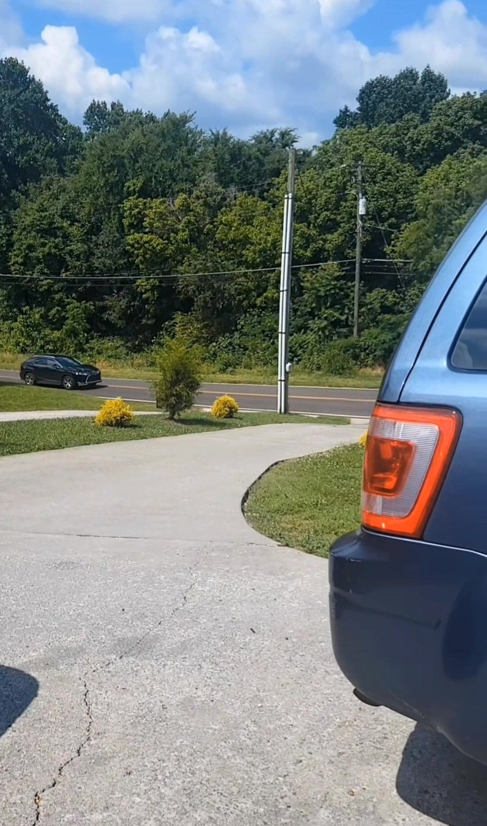 Fantasy Milf: 車の掃除機が滴るクソ女