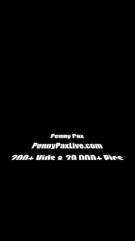 Penny Pax menggunakan buah dada besar semula jadinya untuk tetek!