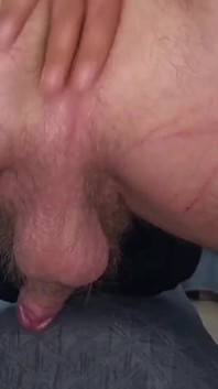 Cewek sange ini lagi asik fingering memeknya sampai orgasme berujung dicrot sperma hangat!