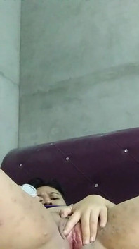 想要尝试用除臭剂指法她的阴户