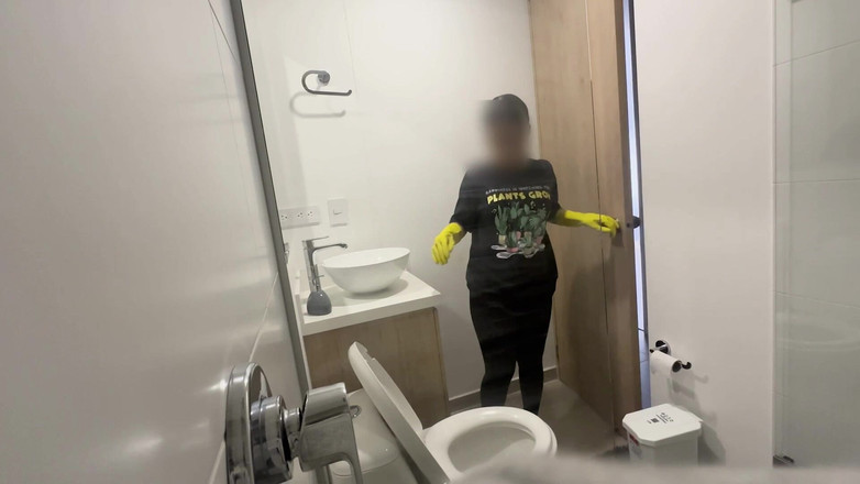 Time traveler: Симпатичная миниатюрная горничная дрочит боссу, а затем трахает ее господина, часть 1