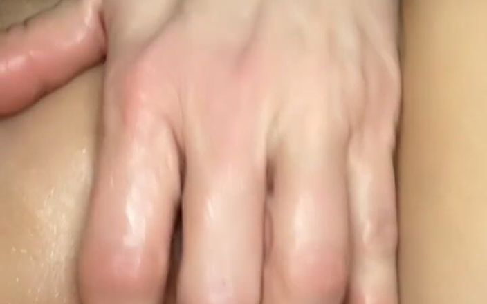 Alessandrabee: 그녀는 운좋게도 여기 있어