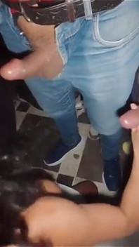 Istri nakal ini dibagikan sama orang asing di dalam bioskop dewasa: gangbang, sepong kontol, bukkake, dan seks anal sampai dicrot di dalam