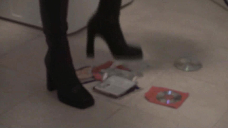 Foot Girls: La bionda schiaccia facendo un casino con i suoi tacchi...