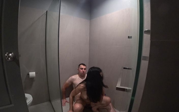 Arda Fennec: Sexo en la ducha