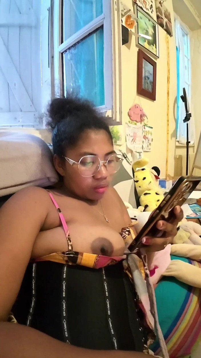 Belle: Relaxando em topless