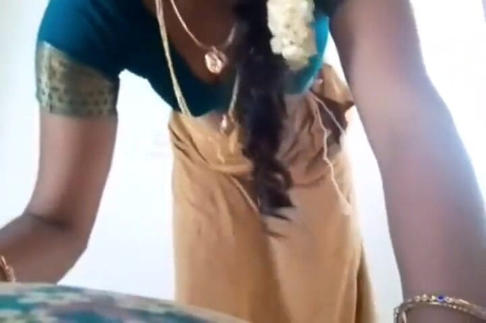 Pig pussy: La zia tamil mostra tutto