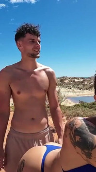 Réel, une petite amie routarde se fait baiser dans le paradis de la plage australienne !