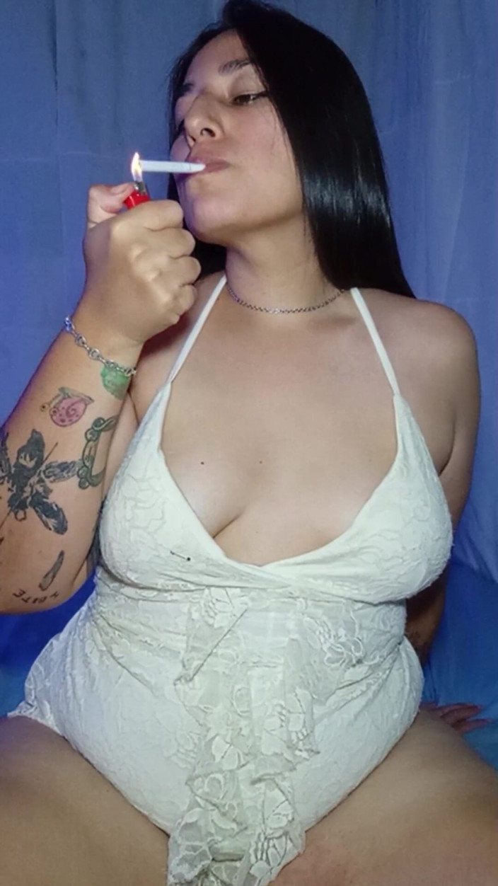 Chubbylexa: धूम्रपान और मेरी गहरी नाभि के साथ खेलना