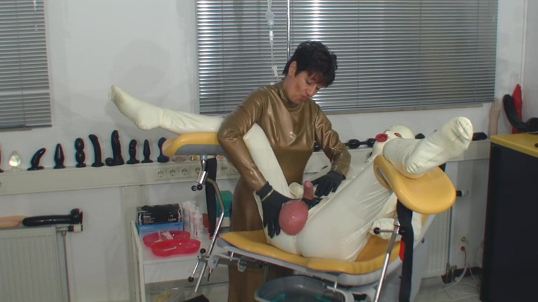 Rubber & Clinic Studio - 1ATOYS: CBT - Plnění míče slaným roztokem