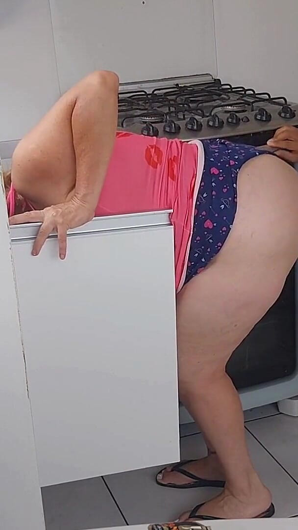 Naughty Blonde Releasing to Her Lovers. (Vivi guedez)