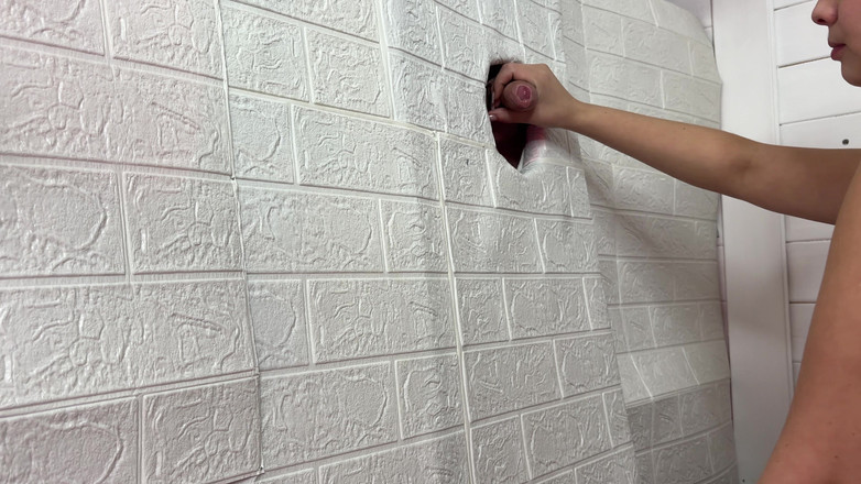 misss_vikki: Gloryhole: Ele está derretendo como se estivesse esperando por ela