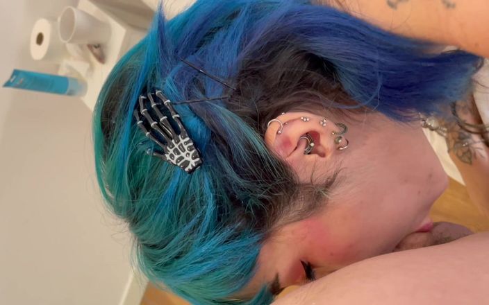 FlirtynDirty: Grande peituda gótica menina Katt é muito tímida, mas gosta de...