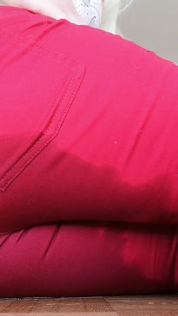 Molhando: Bunda Grande E Jeans Vermelhos Apertados
