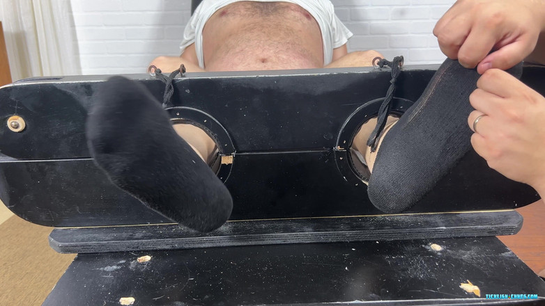Ticklish Chubs: Un homme d’affaires à sa merci