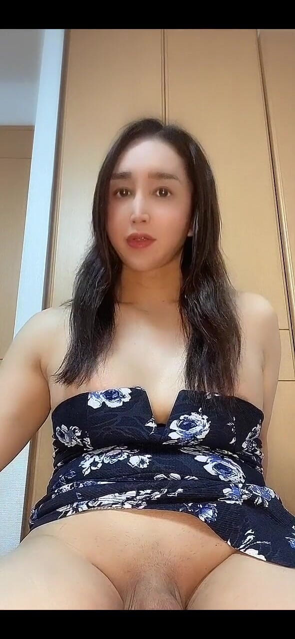 TS Shizuka: Masturbuje v modrých štěrbině šatech