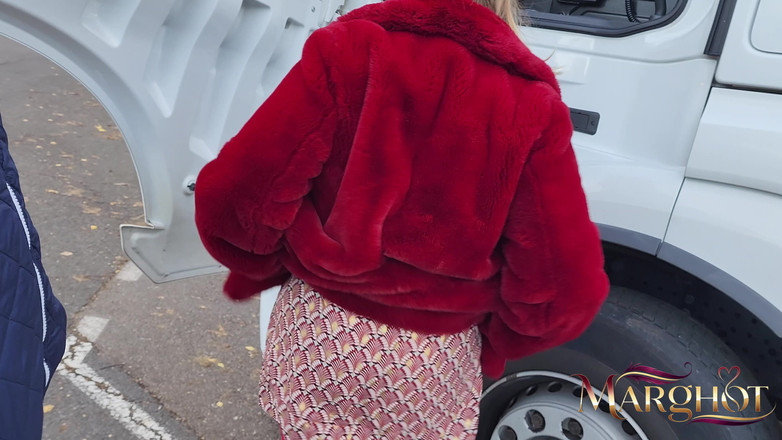 Sexymarghot: Exhib-Parkplatz: Routier entdeckt mich und fickt mich wie eine Schlampe...