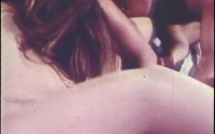 Vintage megastore: Gran orgía en una película porno vintage