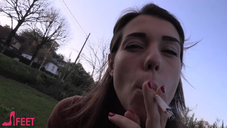 Smokin Fetish: Beauty teen in outdoor smoking