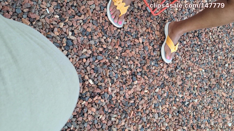Foot Patrol: Gambe cosce lucenti MILF ebano e belle dita rosa